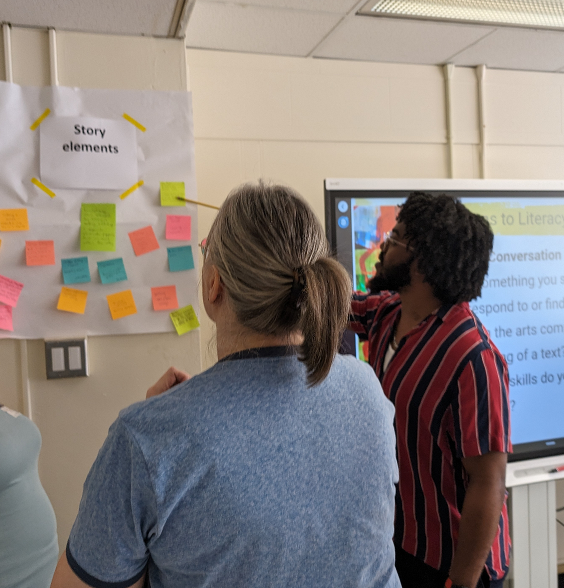 Teachers-discuss-story-element-connections.